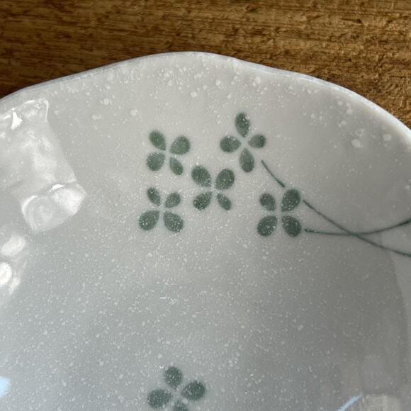 Art Pottery White Ceramic Trinket Dish 5.5" Green Four Leaf Clovers Speckle - Picture 5 of 9